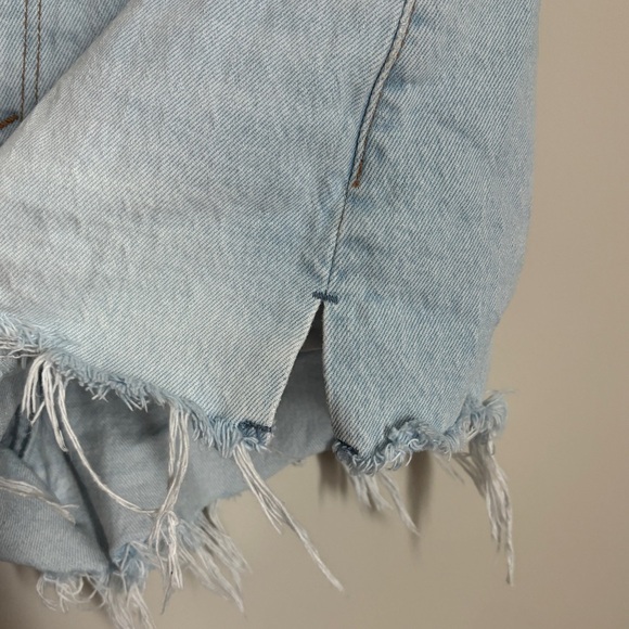 Abercrombie & Fitch The Mom High Rise Frayed Hem Denim Jean Short Size 29/8 - Picture 4 of 6